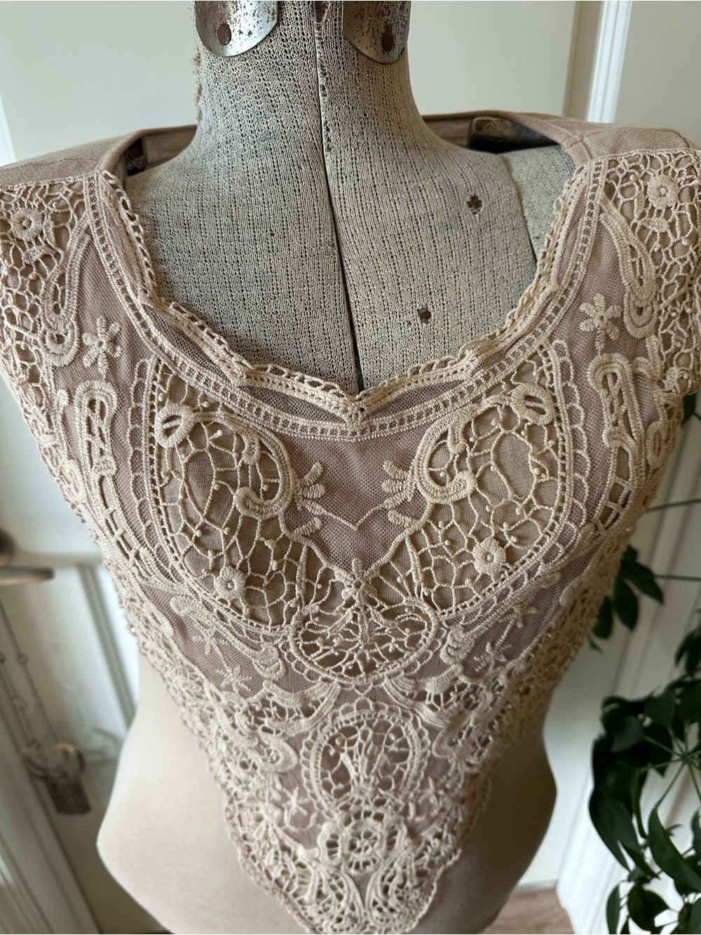 O2 Collection Beige Tank Top with Brand Label - Picture 4 of 7